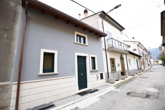Bed and Breakfast ...Ecche Se Dorme Castelvecchio Subequo Exterior foto